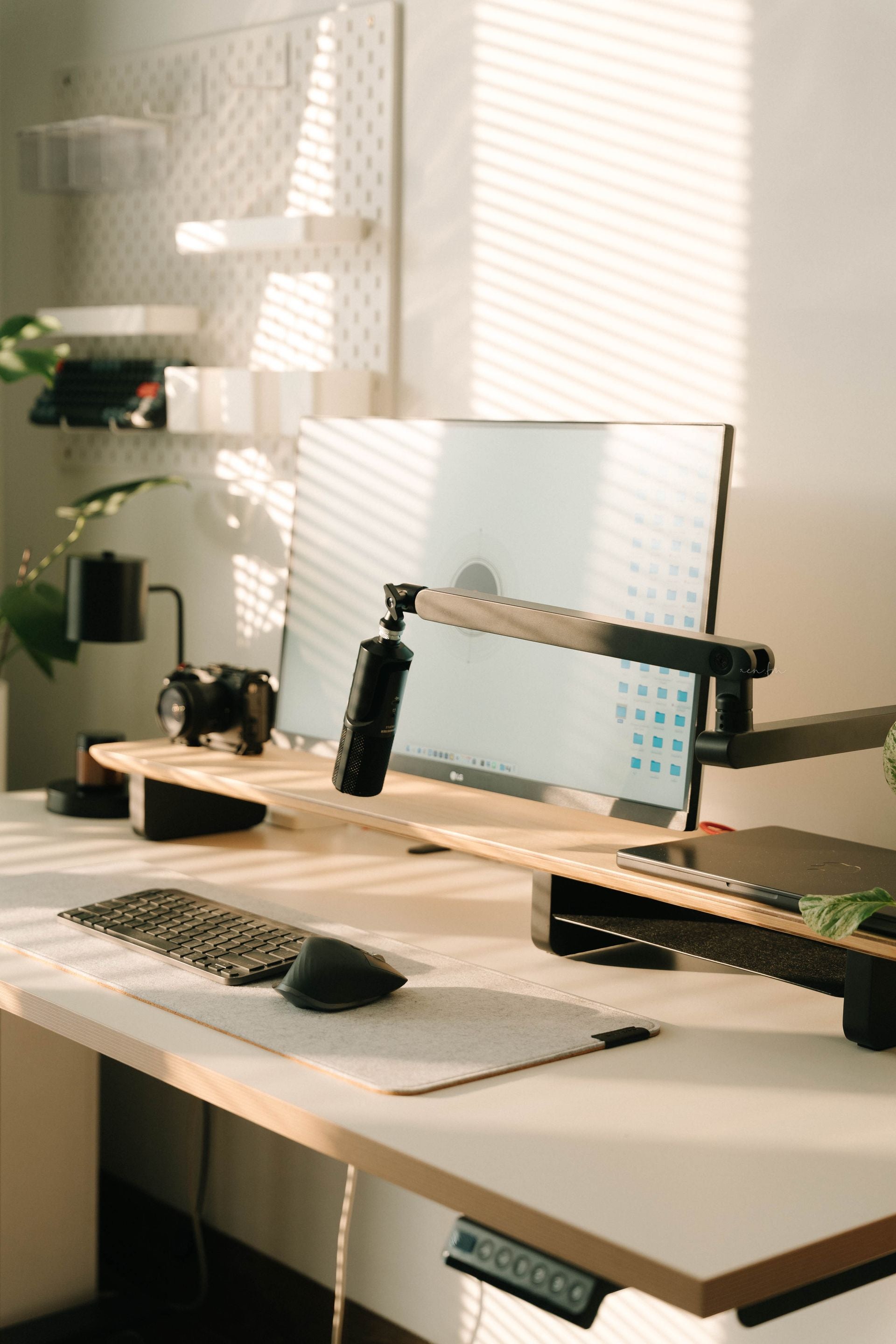summit-stand-office